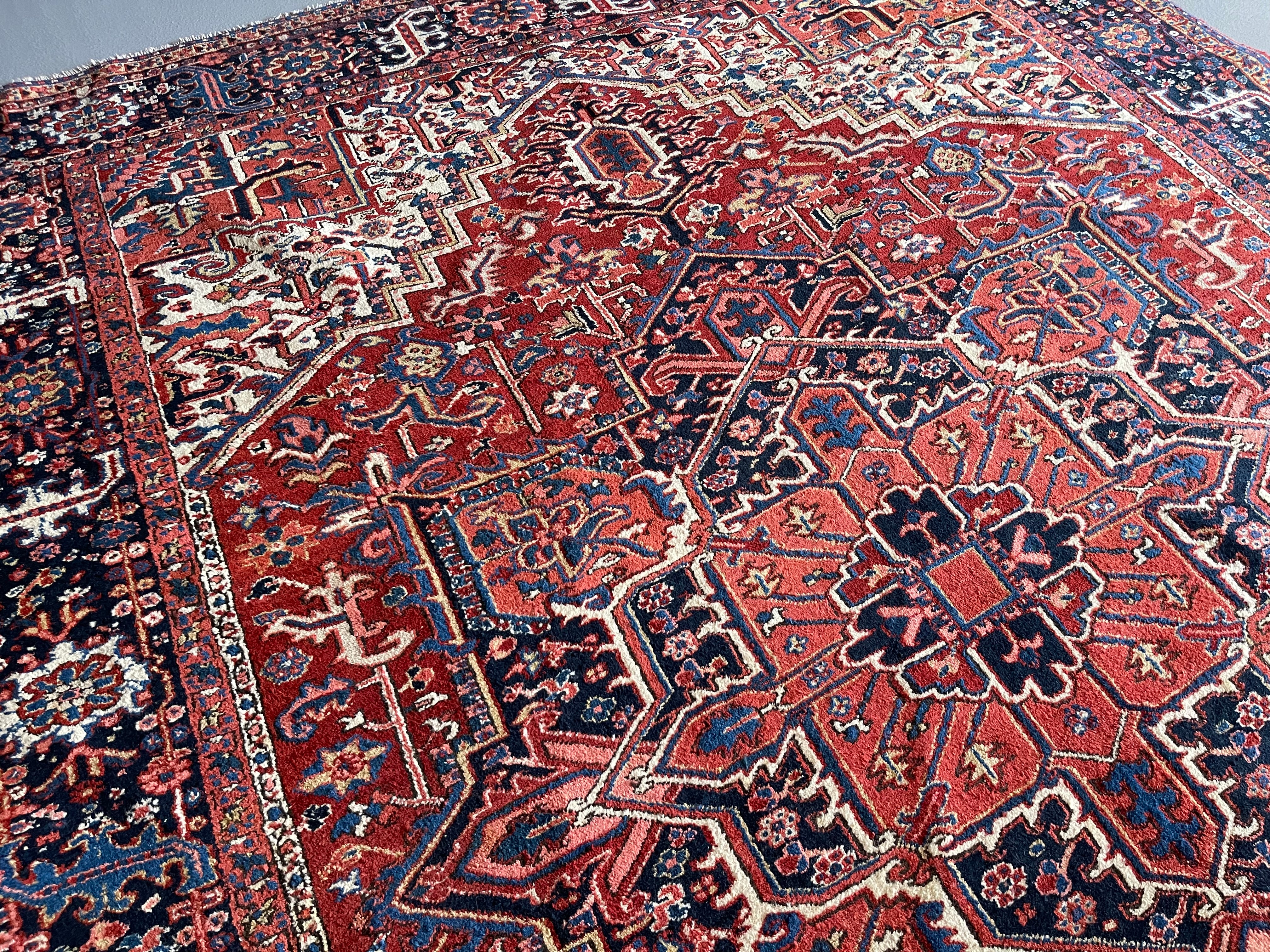 8.6' x 11.2' #4051 Heriz Rug - Image 4